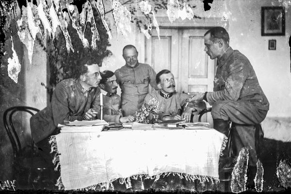 Січові стрільці на нараді. Крайній справа Дмитро Вітовський (фото з архіву Українського музею і бібліотеки у Стемфорді)